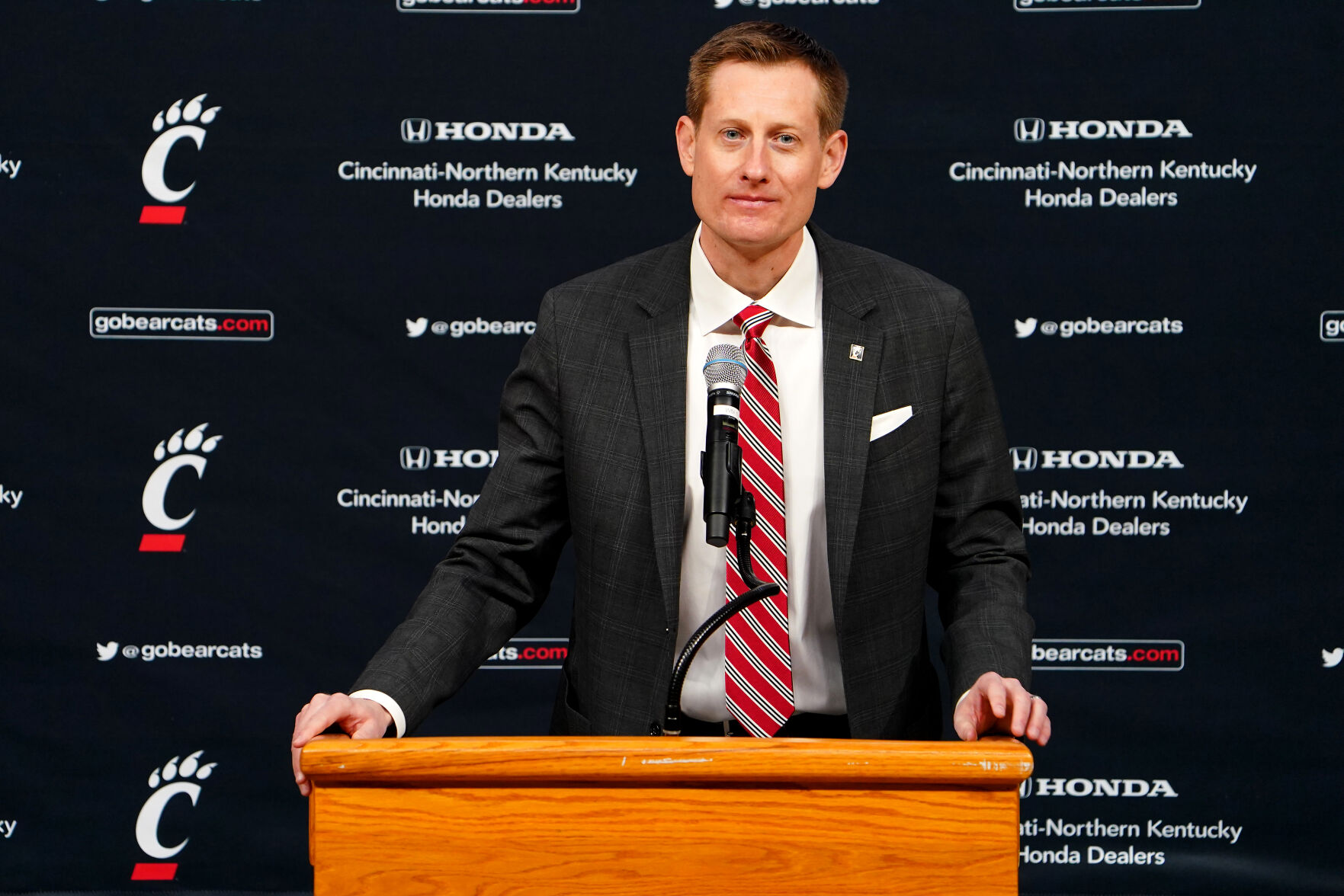 Wes Miller Cincinnati basketball coach, April 16